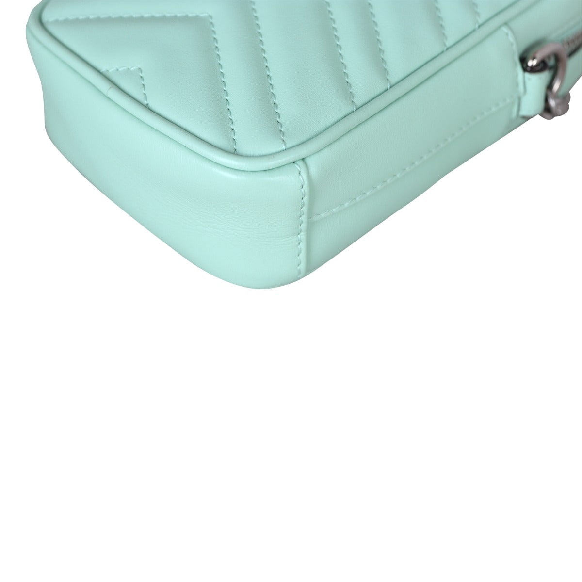 Gucci GG Marmont Matelasse Mini Bag Corner Close Up