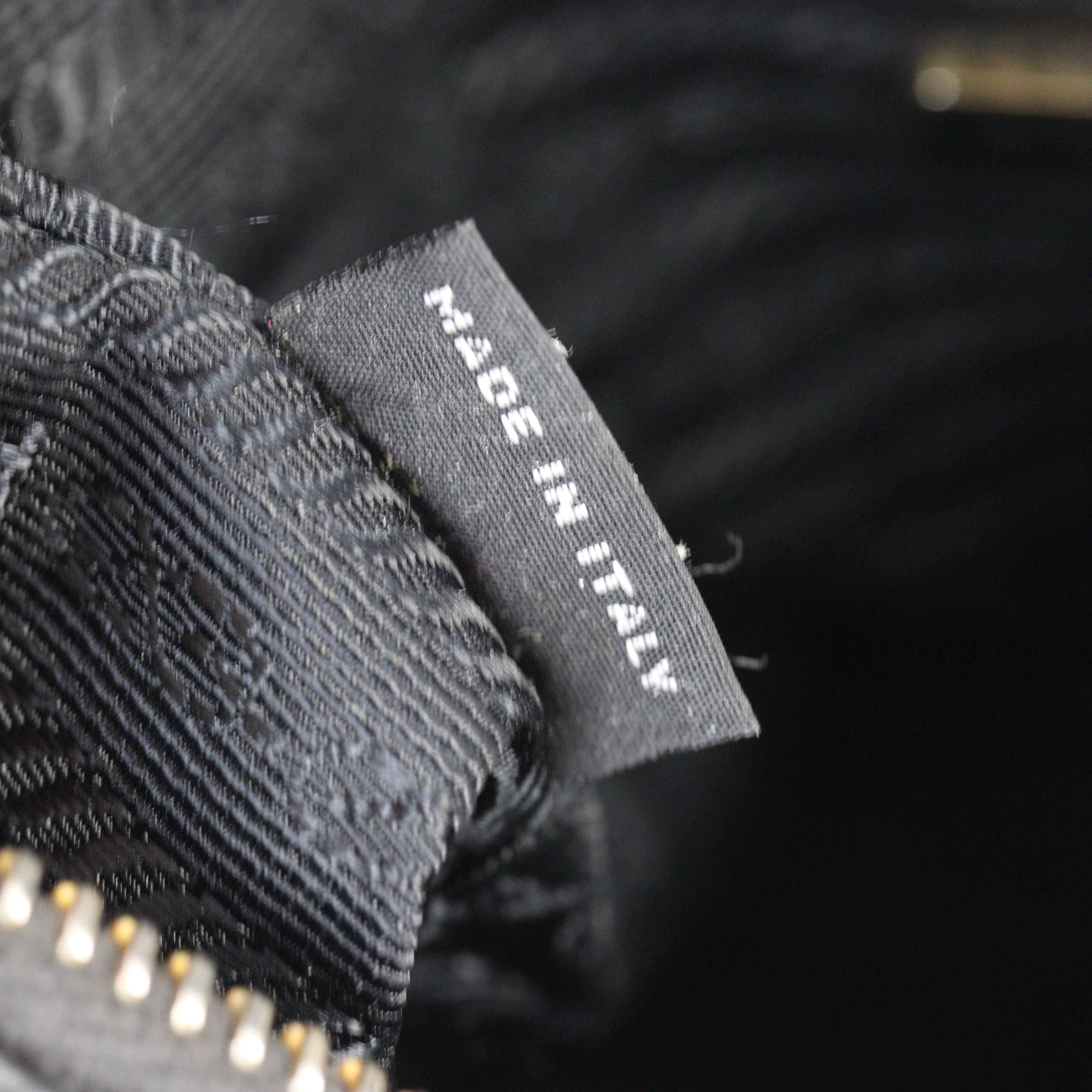 Prada Re-edition 2005 Saffiano Shoulder Bag