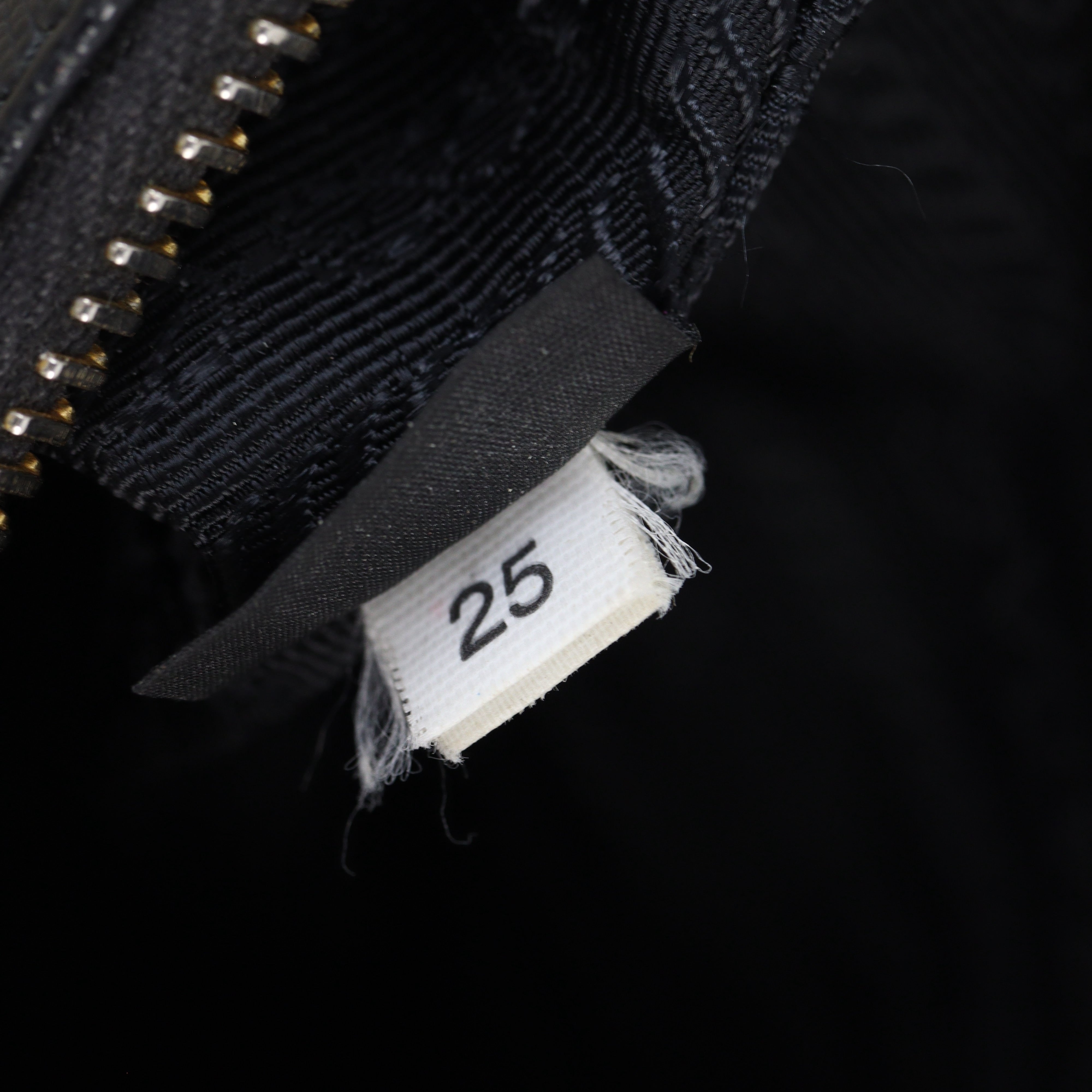 Prada Re-edition 2005 Saffiano Shoulder Bag