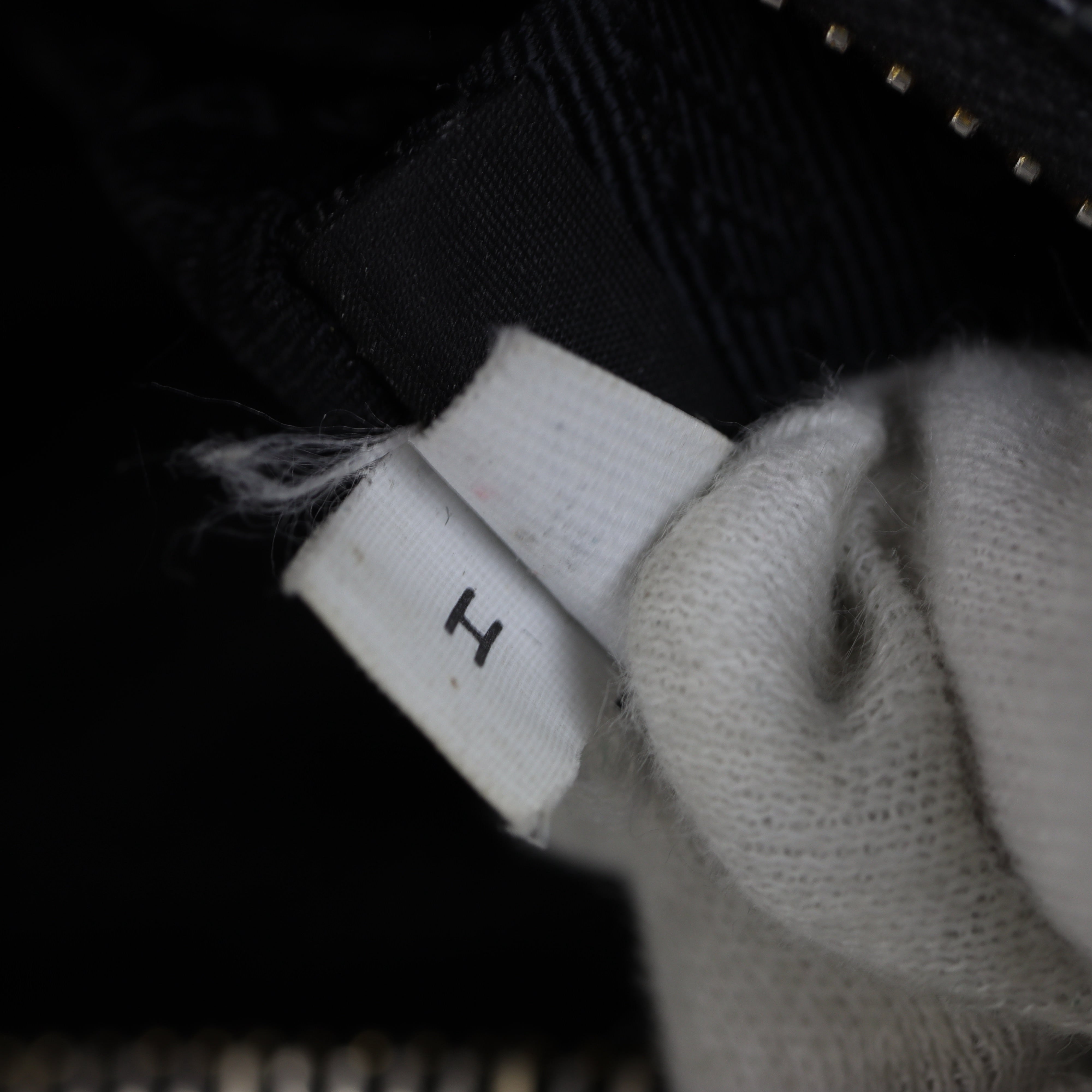 Prada Re-edition 2005 Saffiano Shoulder Bag