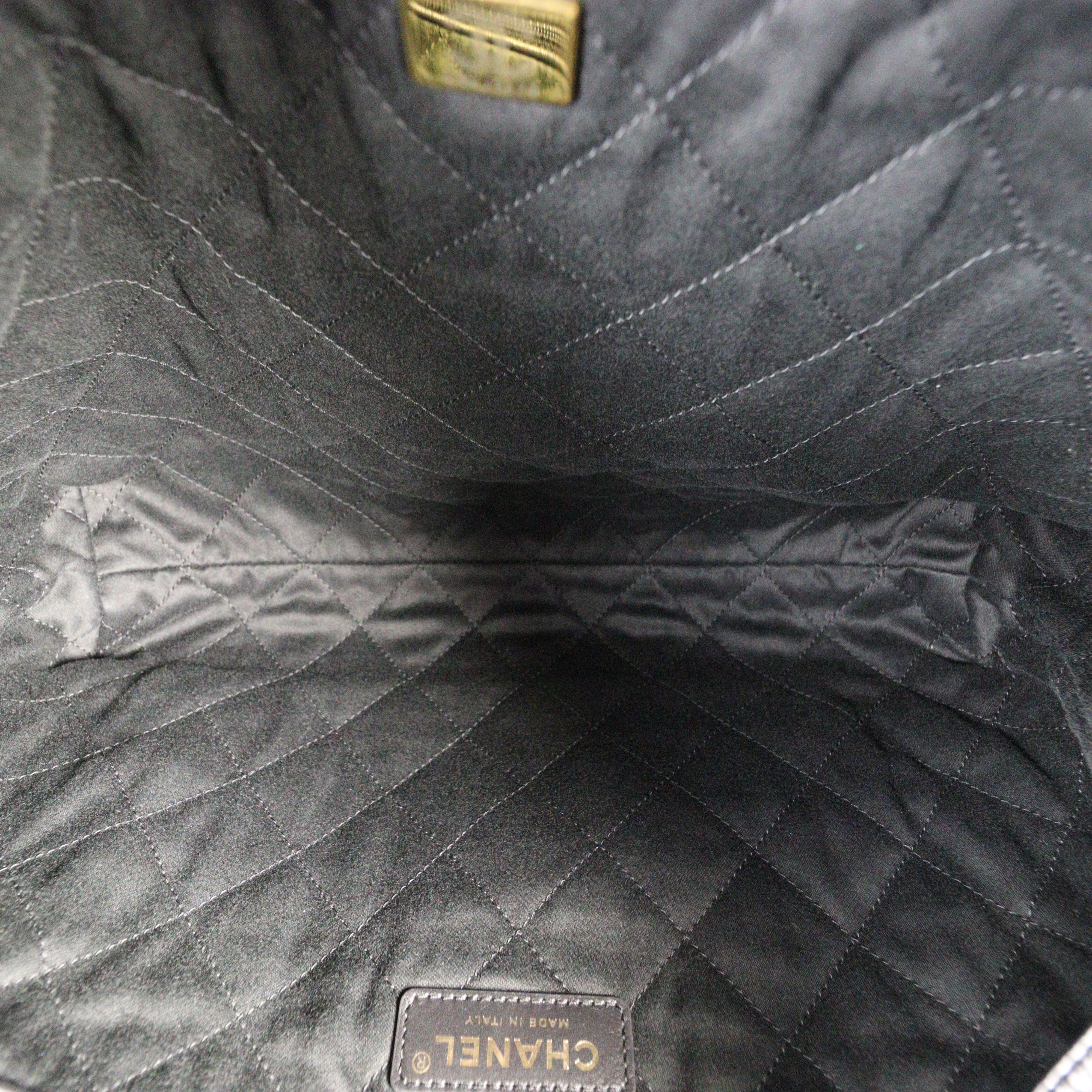 Chanel 22 Hobo Small