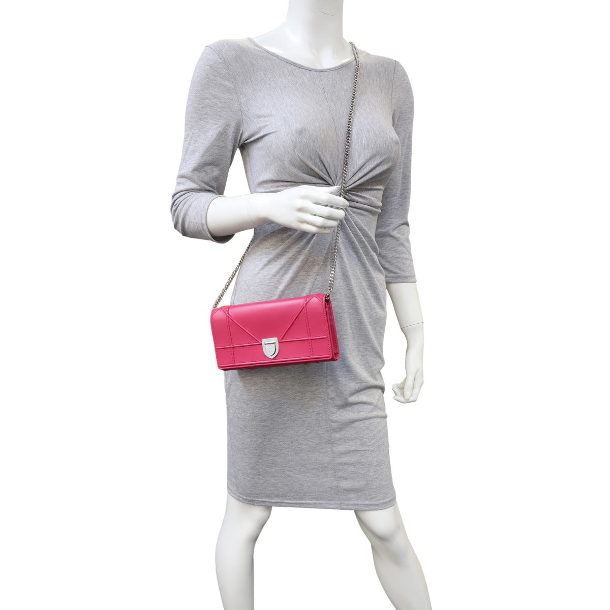 Dior Diorama Wallet on Chain mannequin