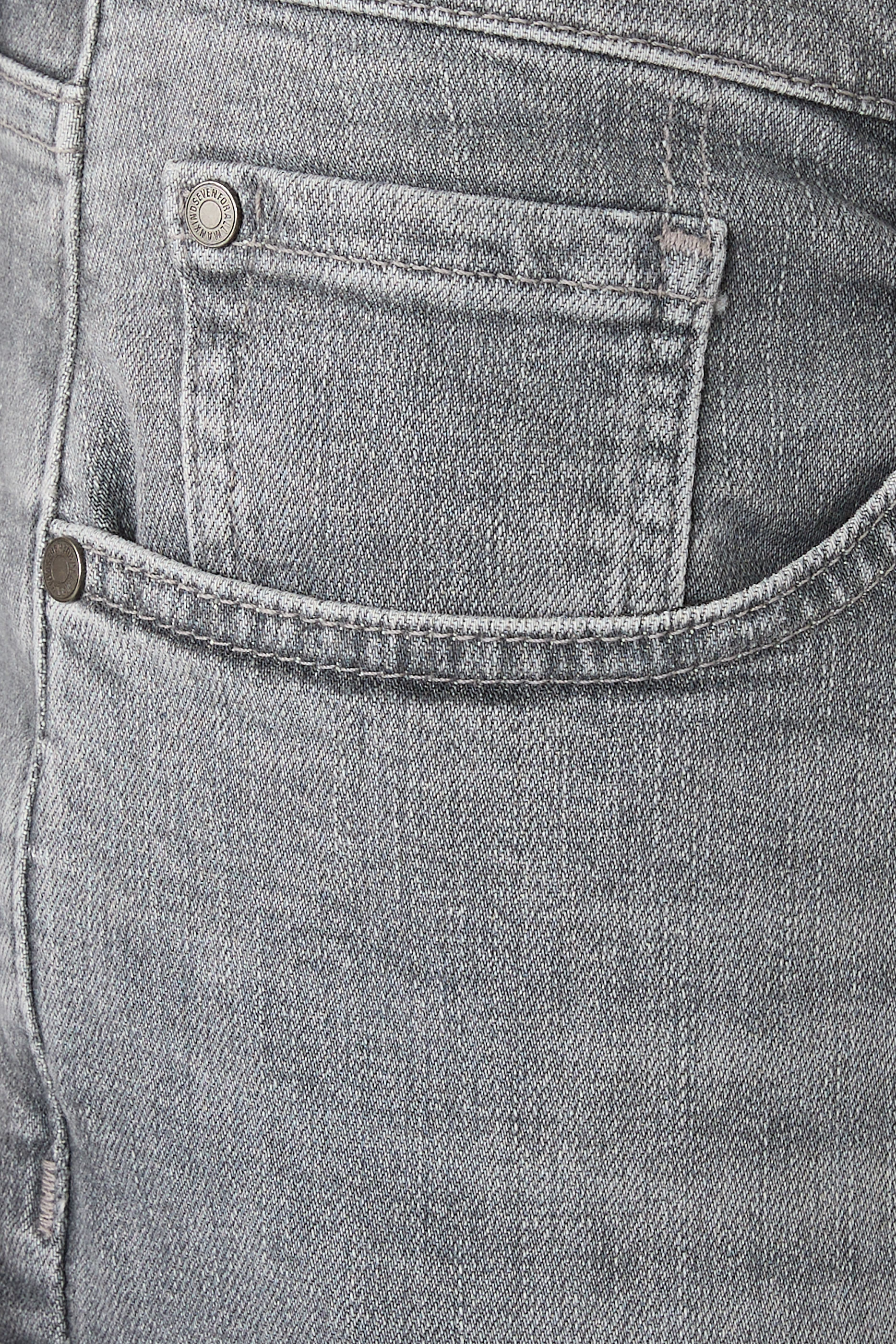 Slimmy Tapered Jeans in Luxe Performance 