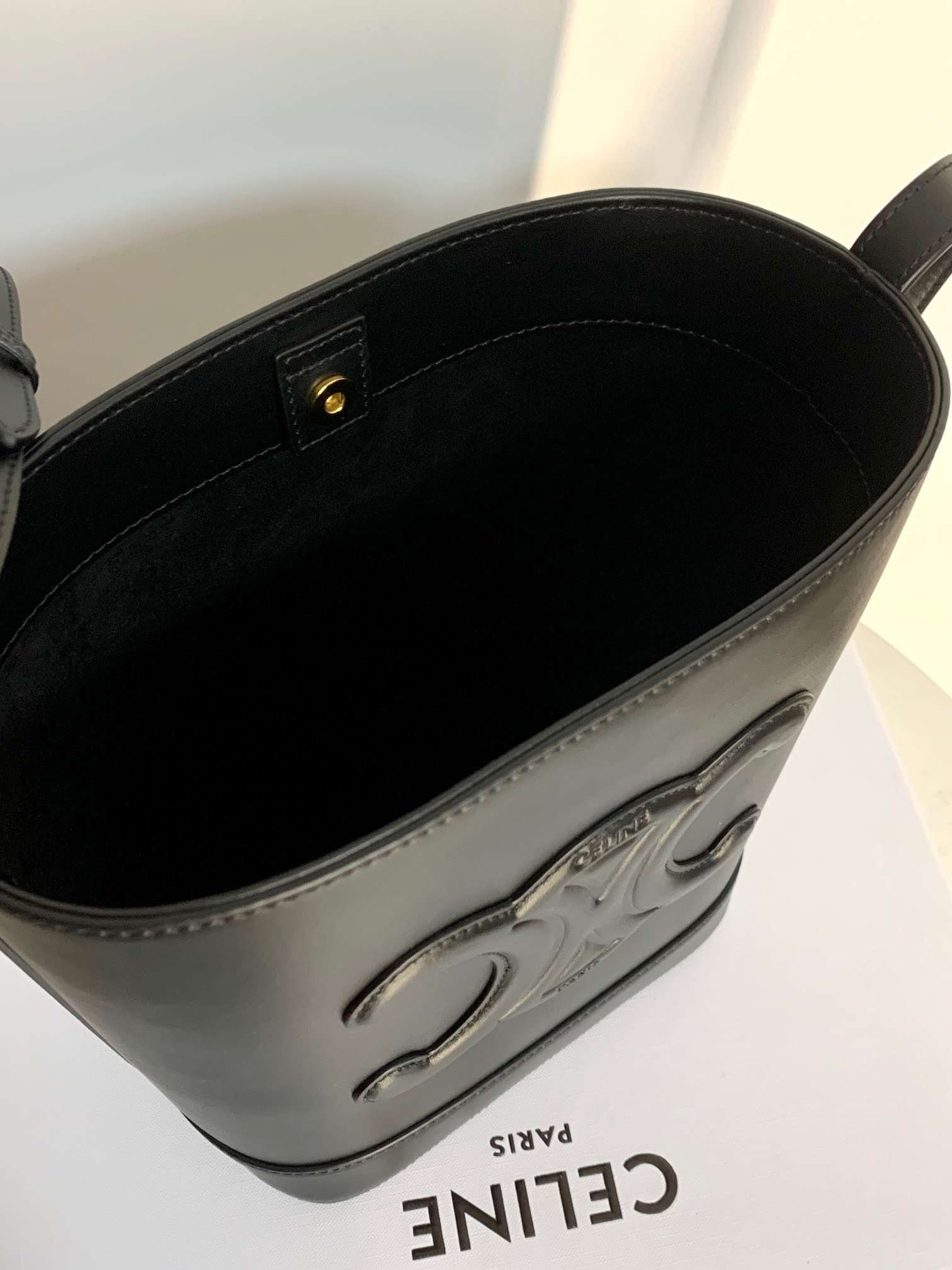 Tui Celine Small Bucket Cuir Triomphe Mau Den Sieu Cap Dang Xo 30x22x12cm 1.jpg