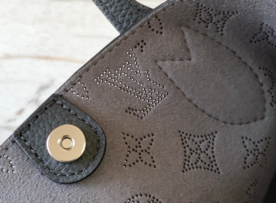 Tui Louis Vuitton LV Blossom PM Mahina Mau Den Sieu Cap 7.jpg