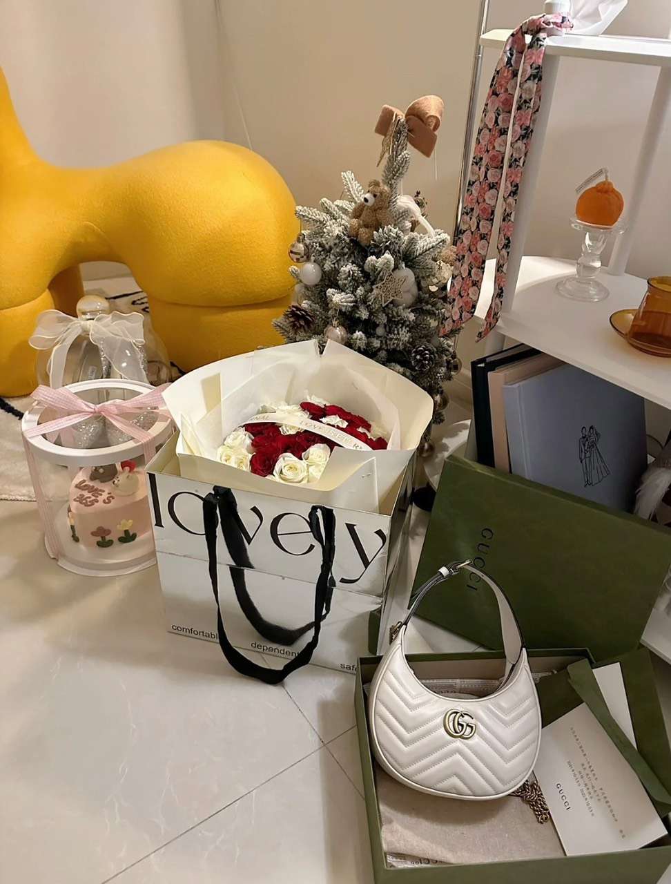 Tui Xach Cao Cap Gucci GG Marmont Half Moon Mau Trang 24cm 1.jpg