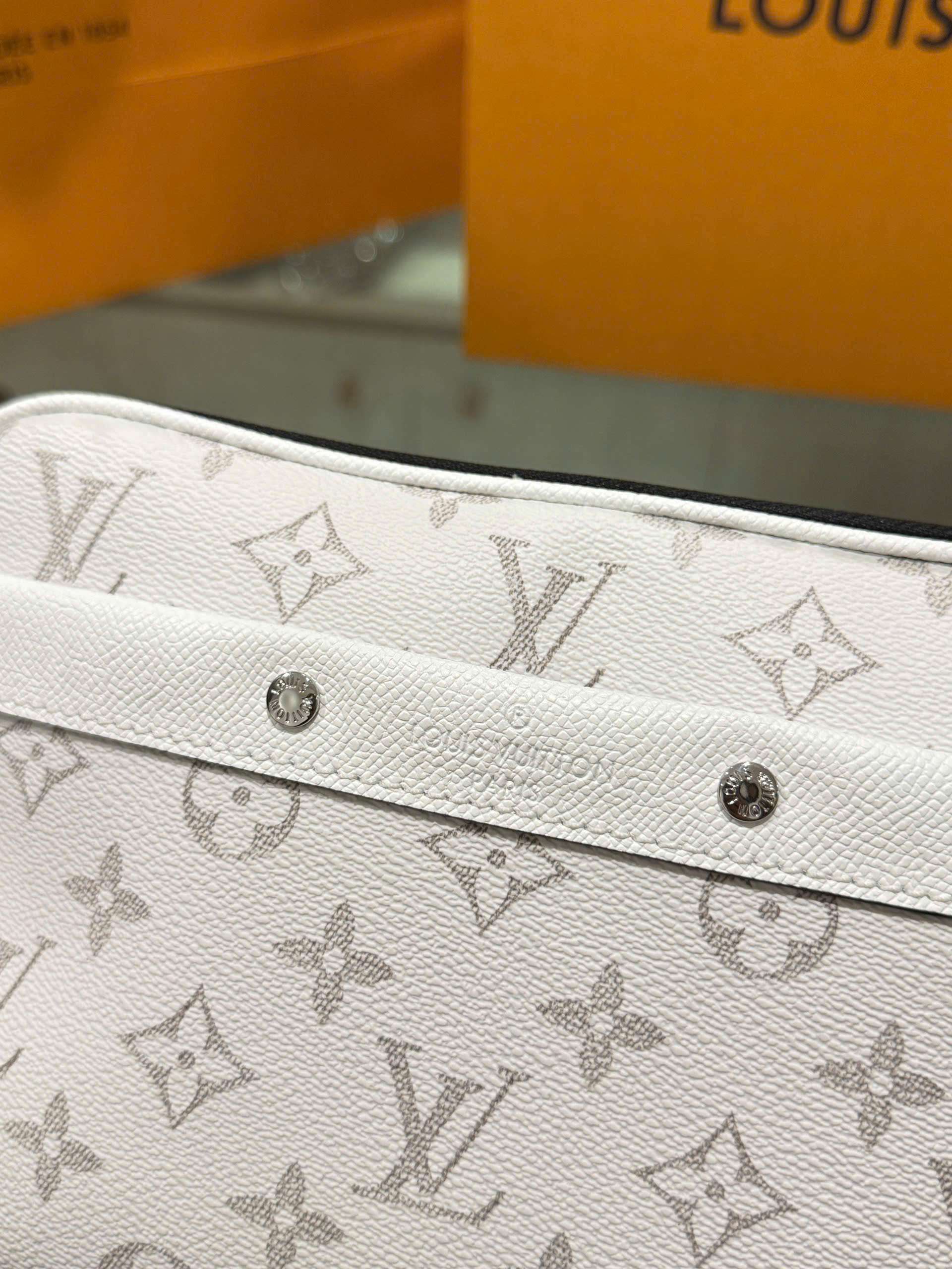 Tui Xach Hang Hieu Louis Vuitton LV Alpha Hoa Tiet Monogram Mau Trang 24x16x8cm 5.jpg